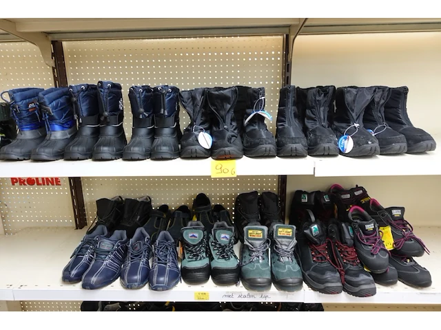 Volledige inhoud rek diverse werkschoenen - afbeelding 2 van  3