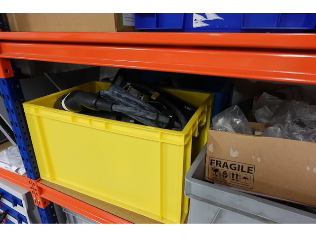 Volledige inhoud rek diversen - afbeelding 4 van  34