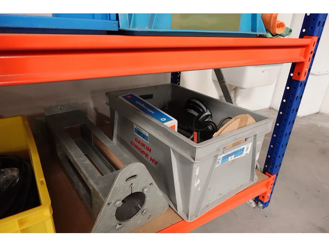 Volledige inhoud rek diversen - afbeelding 7 van  34