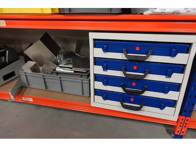 Volledige inhoud rek diversen - afbeelding 8 van  34