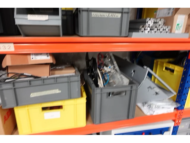 Volledige inhoud rek diversen - afbeelding 11 van  34