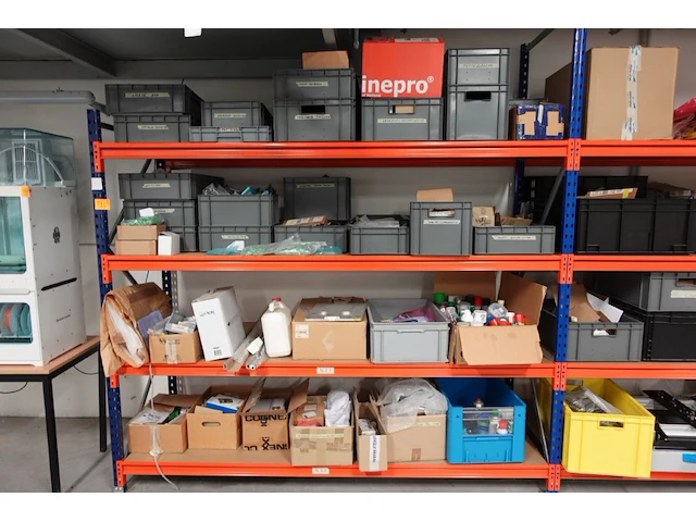 Volledige inhoud rek diversen - afbeelding 1 van  34