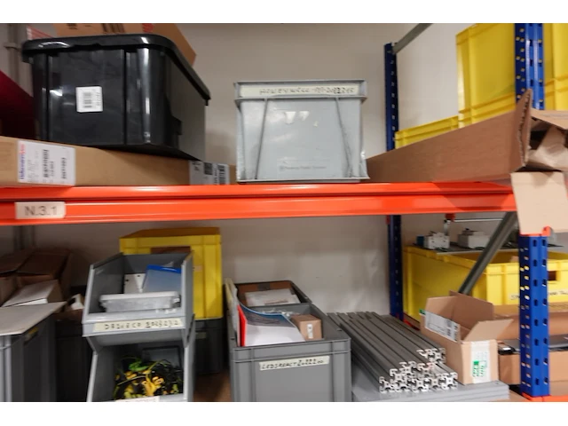 Volledige inhoud rek diversen - afbeelding 13 van  34