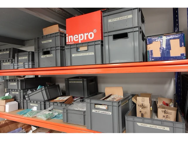 Volledige inhoud rek diversen - afbeelding 15 van  34