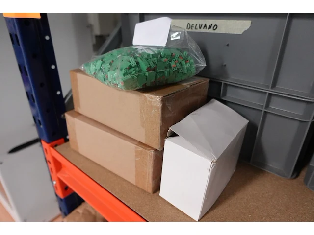 Volledige inhoud rek diversen - afbeelding 18 van  34