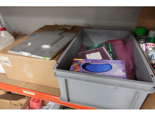 Volledige inhoud rek diversen - afbeelding 22 van  34