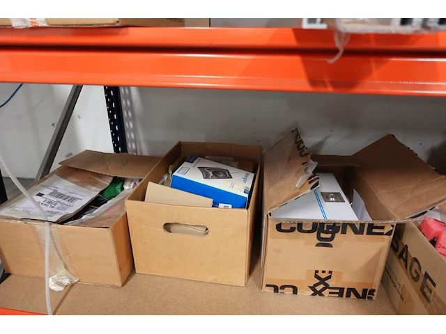 Volledige inhoud rek diversen - afbeelding 24 van  34