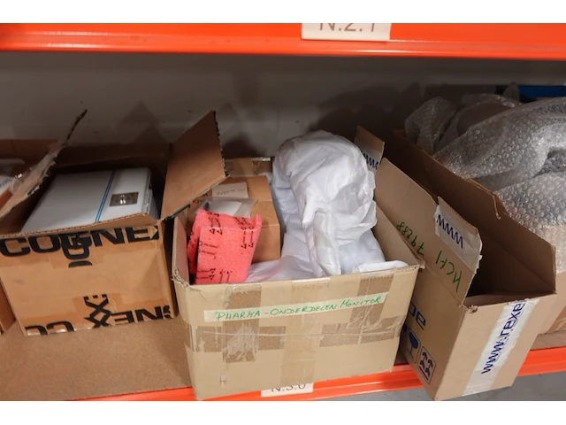 Volledige inhoud rek diversen - afbeelding 25 van  34