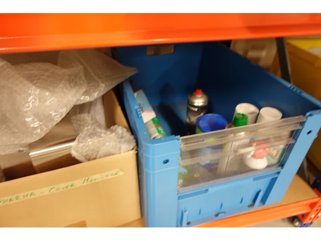 Volledige inhoud rek diversen - afbeelding 26 van  34