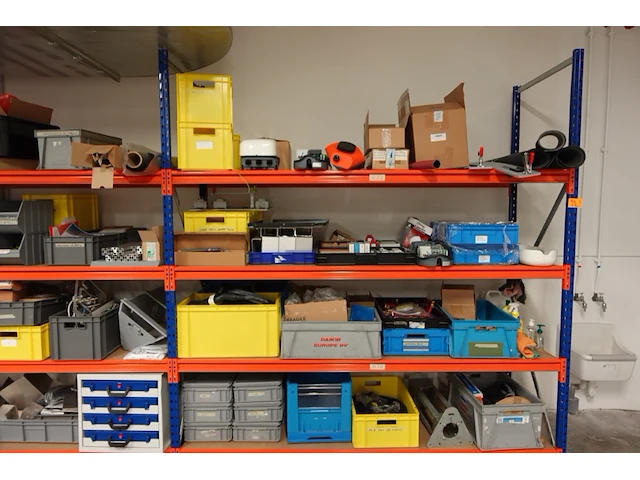 Volledige inhoud rek diversen - afbeelding 23 van  34