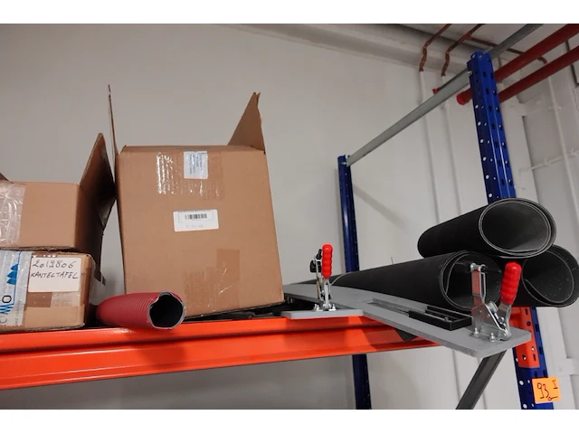 Volledige inhoud rek diversen - afbeelding 30 van  34