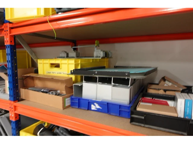 Volledige inhoud rek diversen - afbeelding 32 van  34