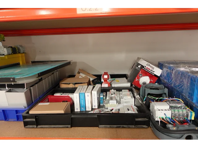 Volledige inhoud rek diversen - afbeelding 33 van  34