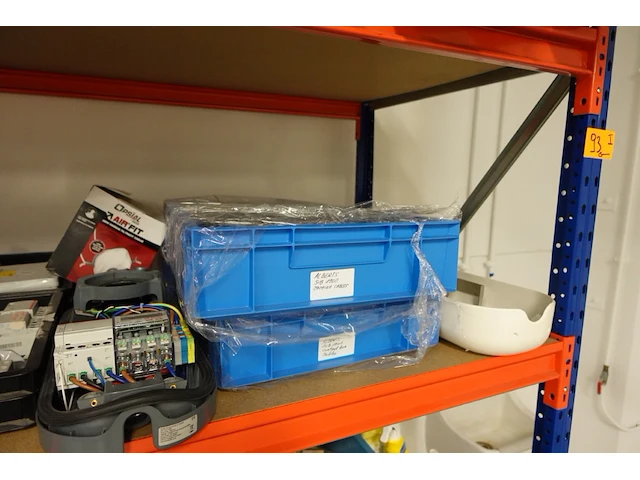 Volledige inhoud rek diversen - afbeelding 34 van  34