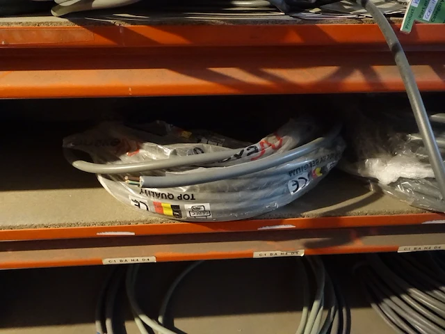 Volledige inhoud rek elektriciteitskabels - afbeelding 9 van  23