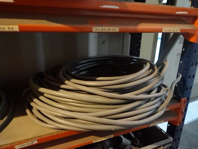 Volledige inhoud rek elektriciteitskabels - afbeelding 11 van  23