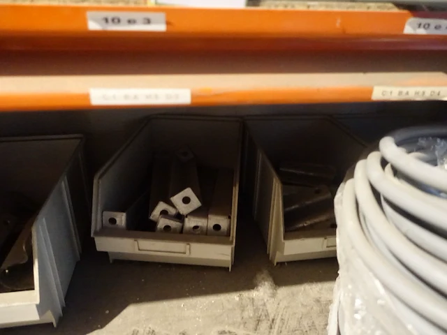 Volledige inhoud rek elektriciteitskabels - afbeelding 15 van  23