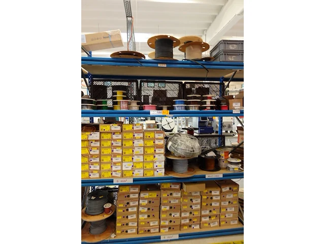 Volledige inhoud rek elektrische kabels - afbeelding 2 van  21