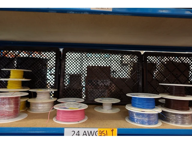 Volledige inhoud rek elektrische kabels - afbeelding 5 van  21