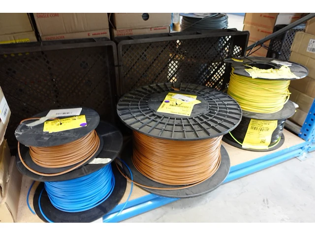 Volledige inhoud rek elektrische kabels - afbeelding 15 van  21