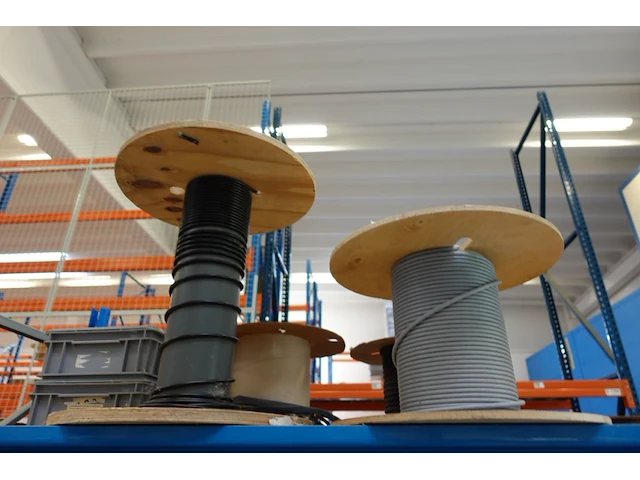 Volledige inhoud rek elektrische kabels - afbeelding 21 van  21