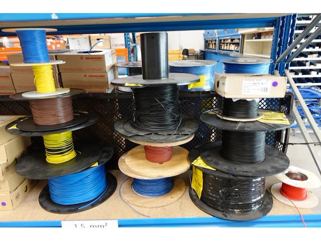 Volledige inhoud rek elektrische kabels - afbeelding 14 van  26
