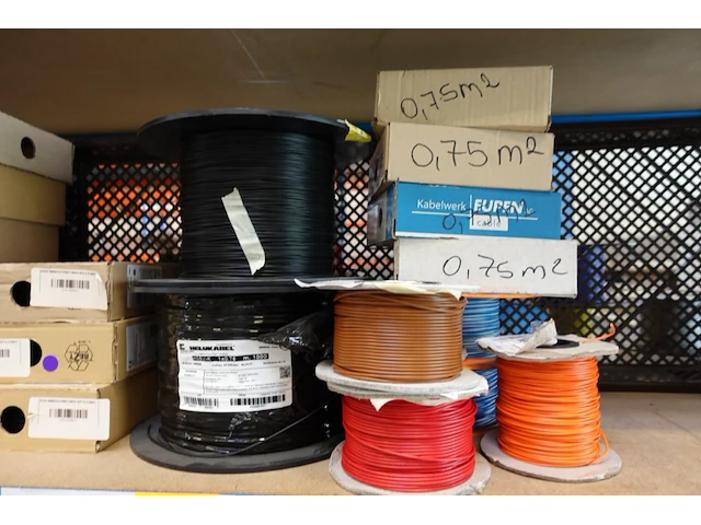 Volledige inhoud rek elektrische kabels - afbeelding 16 van  26