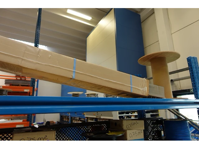 Volledige inhoud rek elektrische kabels - afbeelding 19 van  26