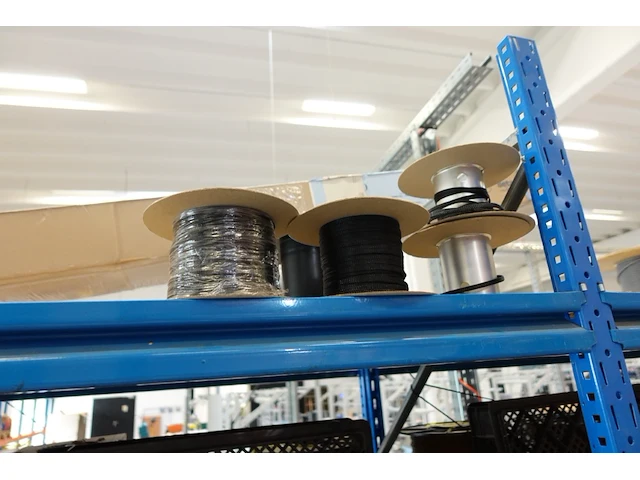 Volledige inhoud rek elektrische kabels - afbeelding 20 van  26