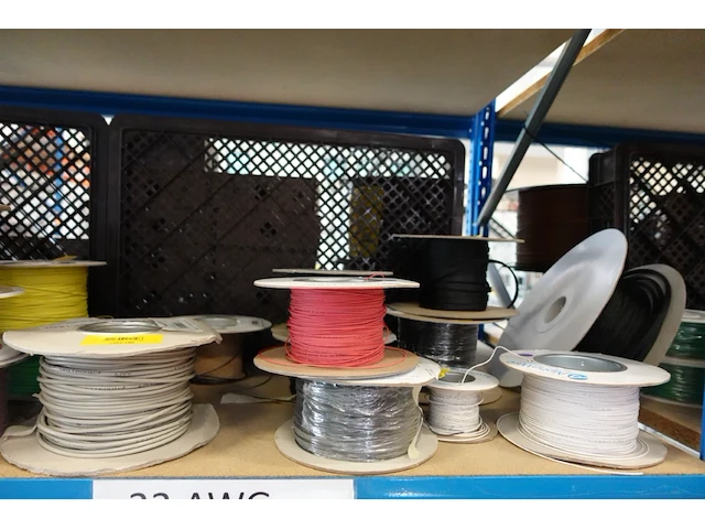 Volledige inhoud rek elektrische kabels - afbeelding 21 van  26