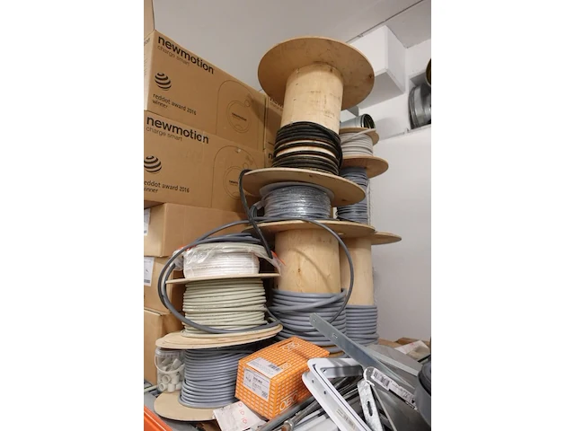 Volledige inhoud rek elektrische kabels/toebehoren - afbeelding 2 van  14