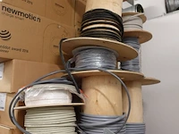 Volledige inhoud rek elektrische kabels/toebehoren - afbeelding 2 van  14