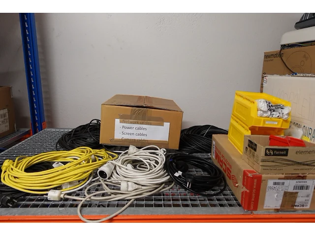 Volledige inhoud rek elektrische kabels/toebehoren - afbeelding 6 van  14