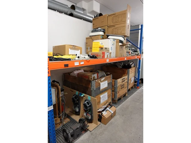 Volledige inhoud rek elektrische kabels/toebehoren - afbeelding 1 van  14