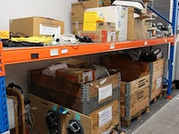 Volledige inhoud rek elektrische kabels/toebehoren - afbeelding 1 van  14