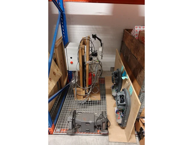 Volledige inhoud rek elektrische kabels/toebehoren - afbeelding 7 van  14