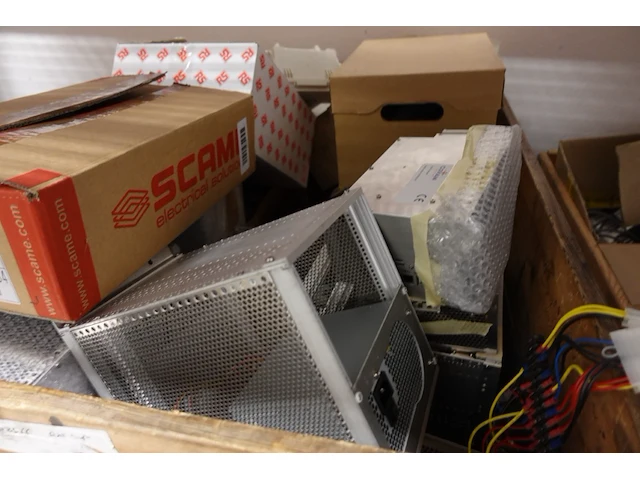 Volledige inhoud rek elektrische kabels/toebehoren - afbeelding 9 van  14