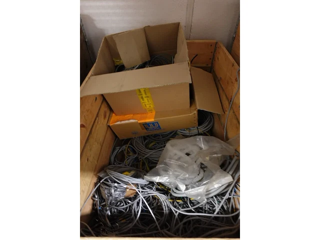 Volledige inhoud rek elektrische kabels/toebehoren - afbeelding 10 van  14