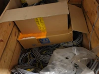 Volledige inhoud rek elektrische kabels/toebehoren - afbeelding 10 van  14