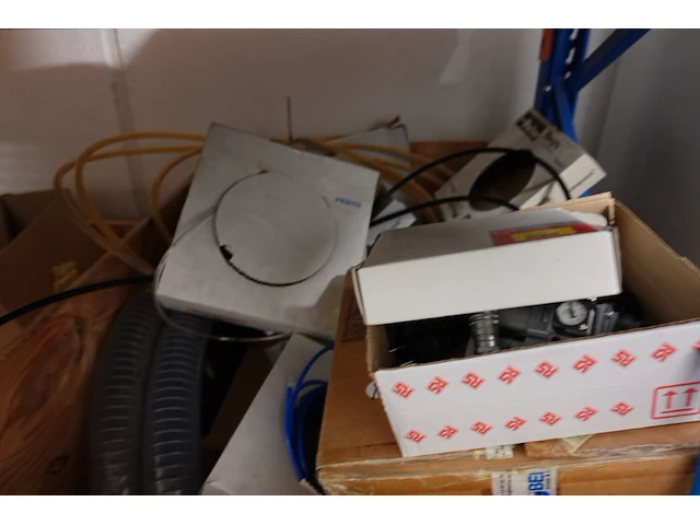 Volledige inhoud rek elektrische kabels/toebehoren - afbeelding 12 van  14