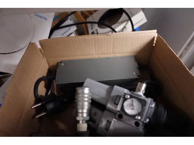 Volledige inhoud rek elektrische kabels/toebehoren - afbeelding 13 van  14