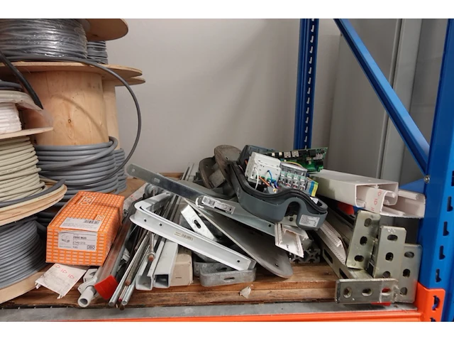 Volledige inhoud rek elektrische kabels/toebehoren - afbeelding 14 van  14
