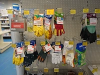 Volledige inhoud rek handschoenen - afbeelding 2 van  3
