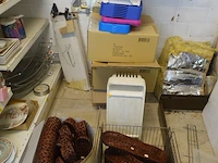 Volledige inhoud rek huishoudspullen - afbeelding 2 van  6
