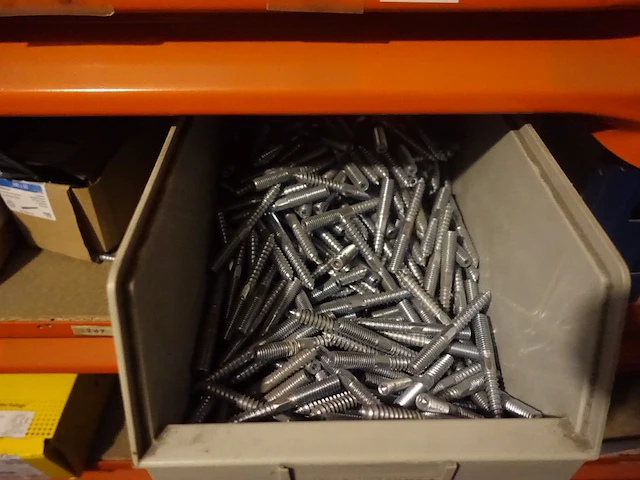 Volledige inhoud rek ijzerwaren - afbeelding 18 van  60