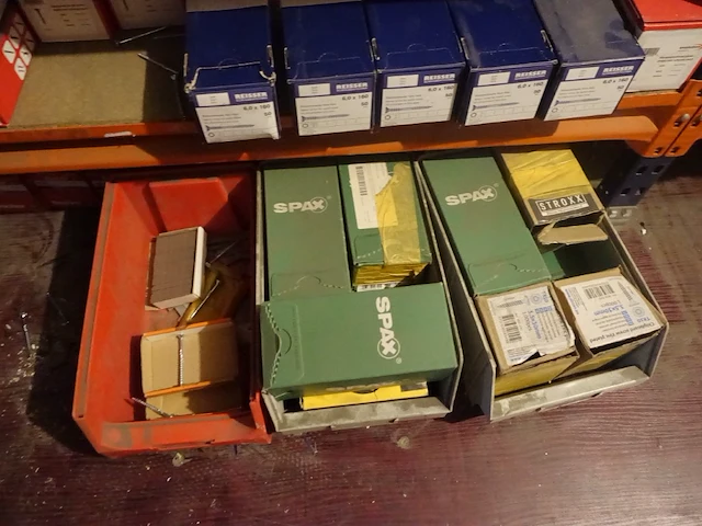 Volledige inhoud rek ijzerwaren - afbeelding 55 van  60