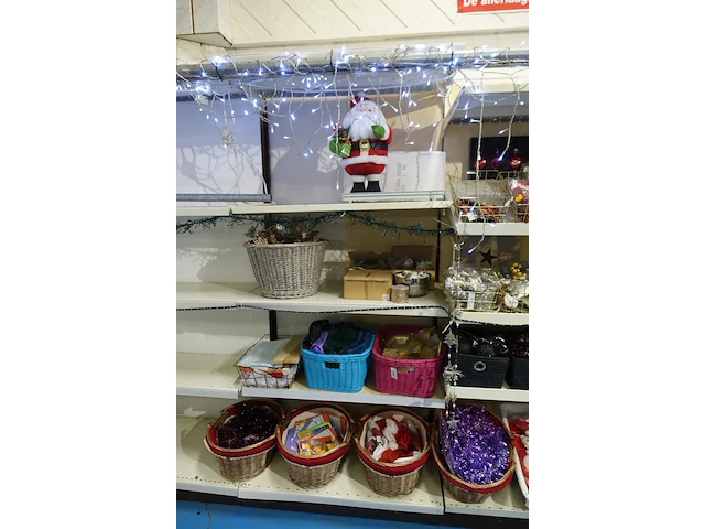 Volledige inhoud rek kerstgerief - afbeelding 2 van  5