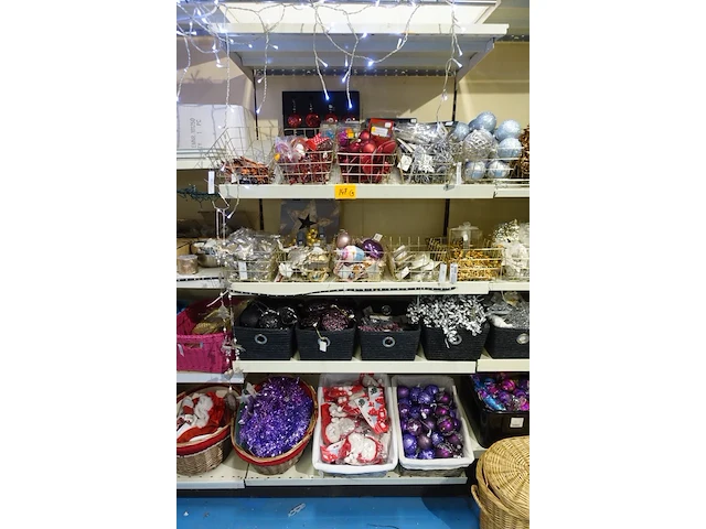 Volledige inhoud rek kerstgerief - afbeelding 3 van  5