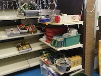 Volledige inhoud rek kerstgerief - afbeelding 1 van  8