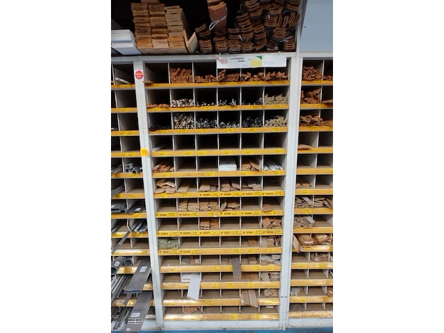 Volledige inhoud rek lijstwerk - afbeelding 2 van  6